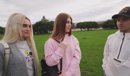 Русский пикапер разводит телочку и ее подружку на секс - в присутствии бойфренда